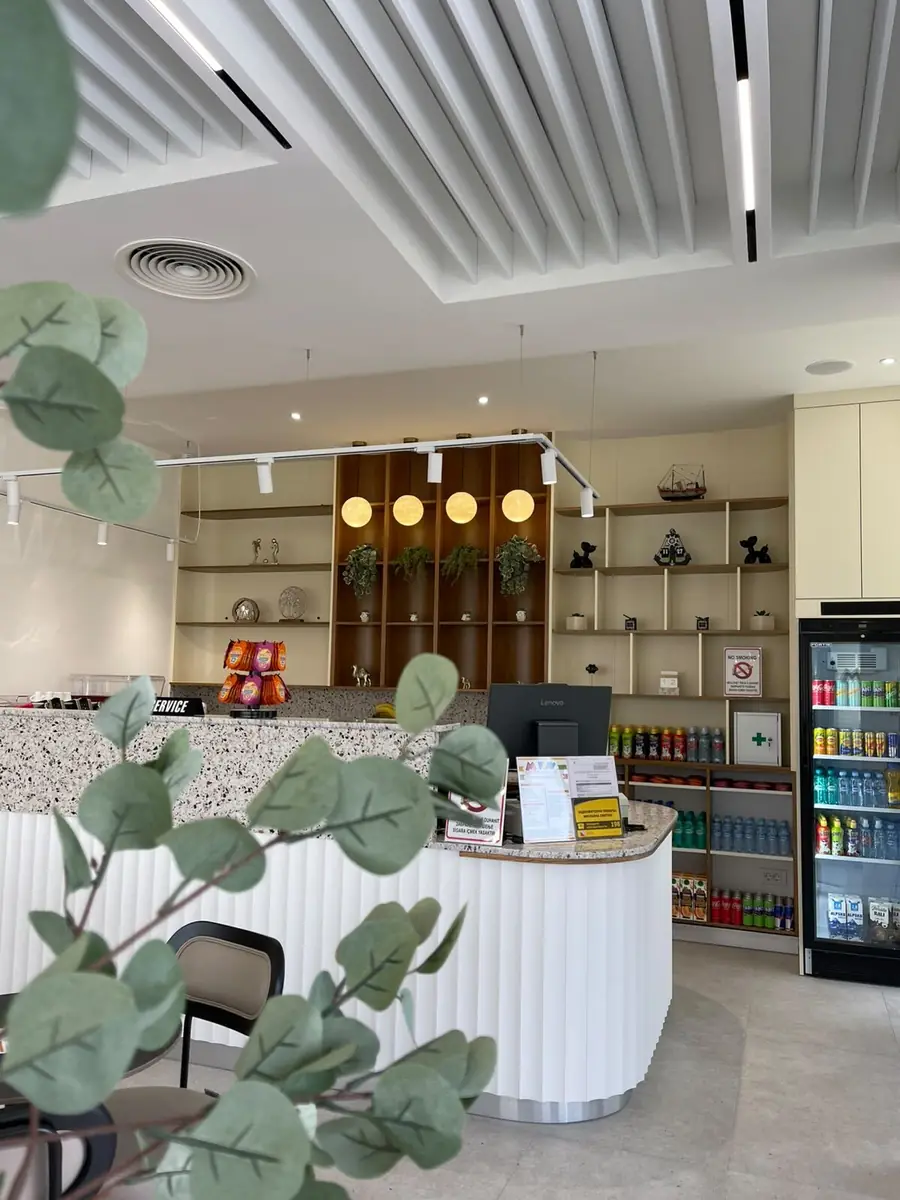 Banaku i kafenesë me pije të ftohta dhe vend për të porositur