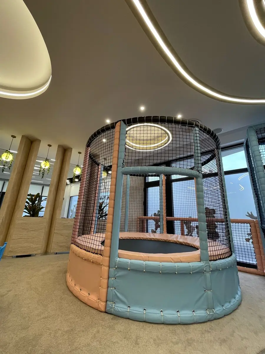 Trampolina e rrumbullakët me rrjetë mbrojtëse rreth e rrotull